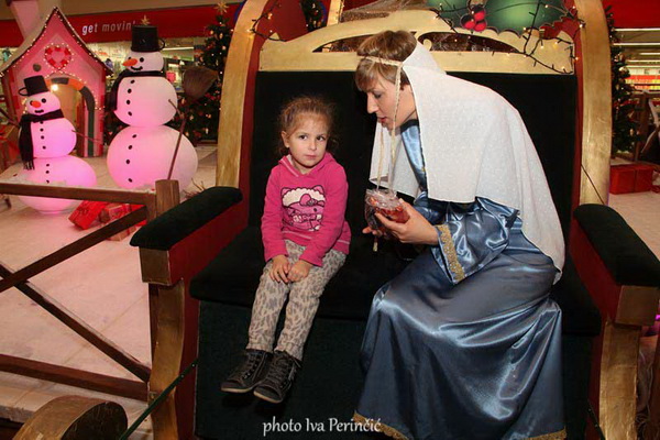 Sv. Luce razveselila mališane u Supernova centru, Foto: Iva Perinčić Sv. Luce razveselila mališane u Supernova centru, Foto: Iva Perinčić