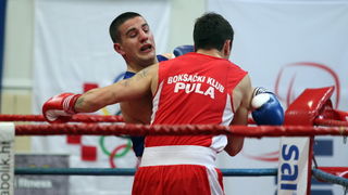 Zadar, 210413.
Dvorana Kresimira Cosica. Prvenstvo Hrvatske u boksu. Na fotografiji Marko Calic (Pula, crveni) i Josip Bepo Filipi (Zlatna rukavica, plavi).
Foto: Jure Miskovic / CROPIX Zadar, 210413.
Dvorana Kresimira Cosica. Prvenstvo Hrvatske u boksu. Na fotografiji Marko Calic (Pula, crveni) i Josip Bepo Filipi (Zlatna rukavica, plavi).
Foto: Jure Miskovic / CROPIX