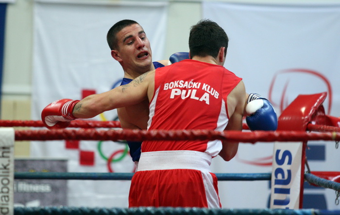 Zadar, 210413.
Dvorana Kresimira Cosica. Prvenstvo Hrvatske u boksu. Na fotografiji Marko Calic (Pula, crveni) i Josip Bepo Filipi (Zlatna rukavica, plavi).
Foto: Jure Miskovic / CROPIX Zadar, 210413.
Dvorana Kresimira Cosica. Prvenstvo Hrvatske u boksu. Na fotografiji Marko Calic (Pula, crveni) i Josip Bepo Filipi (Zlatna rukavica, plavi).
Foto: Jure Miskovic / CROPIX