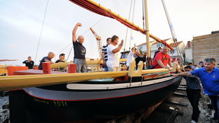 Split, 240711.
U skvericu najpoznatijeg kalafata Cedomira Cire Burtina u Betini porinuta je obnovljena gajeta ” Cicibela” koja je sagradjena daleke 1931 godine. Sadasnji vlasnik gajete je ponosni Marino Nijat koji je istu kupio od Emanuela Marusica rodom Split, 240711.
U skvericu najpoznatijeg kalafata Cedomira Cire Burtina u Betini porinuta je obnovljena gajeta ” Cicibela” koja je sagradjena daleke 1931 godine. Sadasnji vlasnik gajete je ponosni Marino Nijat koji je istu kupio od Emanuela Marusica rodom