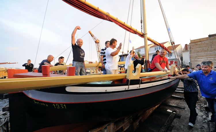 Split, 240711.
U skvericu najpoznatijeg kalafata Cedomira Cire Burtina u Betini porinuta je obnovljena gajeta ” Cicibela” koja je sagradjena daleke 1931 godine. Sadasnji vlasnik gajete je ponosni Marino Nijat koji je istu kupio od Emanuela Marusica rodom Split, 240711.
U skvericu najpoznatijeg kalafata Cedomira Cire Burtina u Betini porinuta je obnovljena gajeta ” Cicibela” koja je sagradjena daleke 1931 godine. Sadasnji vlasnik gajete je ponosni Marino Nijat koji je istu kupio od Emanuela Marusica rodom