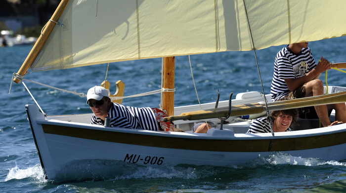 Betina, 150810.
U Betini na otoku Murteru danas je odrzana tradicionalna regata brodova na “latinskog idro ” pod nazivom “Regata za dusu i tilo”, na regati je sudjovalo preko gajeta, leuta i kaica pobjedili su domacini iz Betine.
Na slici posada Duje Frzo Betina, 150810.
U Betini na otoku Murteru danas je odrzana tradicionalna regata brodova na “latinskog idro ” pod nazivom “Regata za dusu i tilo”, na regati je sudjovalo preko gajeta, leuta i kaica pobjedili su domacini iz Betine.
Na slici posada Duje Frzo