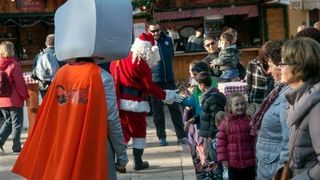 Božićnica na Novom: Radiolino, Djed božićnjak i ekipa Novog radija darivala sugrađane. Foto: Jurica Gašpar