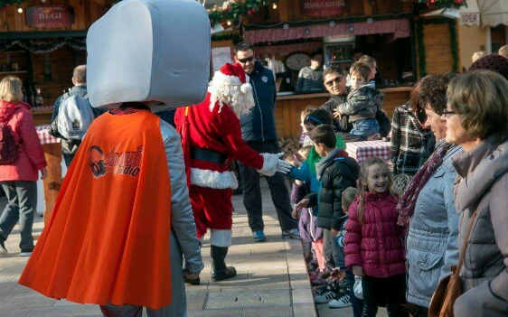 Božićnica na Novom: Radiolino, Djed božićnjak i ekipa Novog radija darivala sugrađane. Foto: Jurica Gašpar