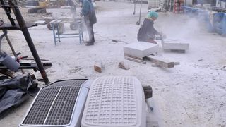 Mladi europski kipari stigli u Imotski, punom parom rade spomenik kultnom Mercedesu Mladi europski kipari stigli u Imotski, punom parom rade spomenik kultnom Mercedesu