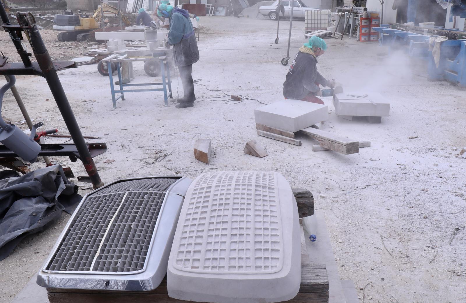 Mladi europski kipari stigli u Imotski, punom parom rade spomenik kultnom Mercedesu Mladi europski kipari stigli u Imotski, punom parom rade spomenik kultnom Mercedesu