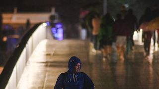 Kiša je potopila ulice grada. Jesen je stigla u svom svojem sjaju