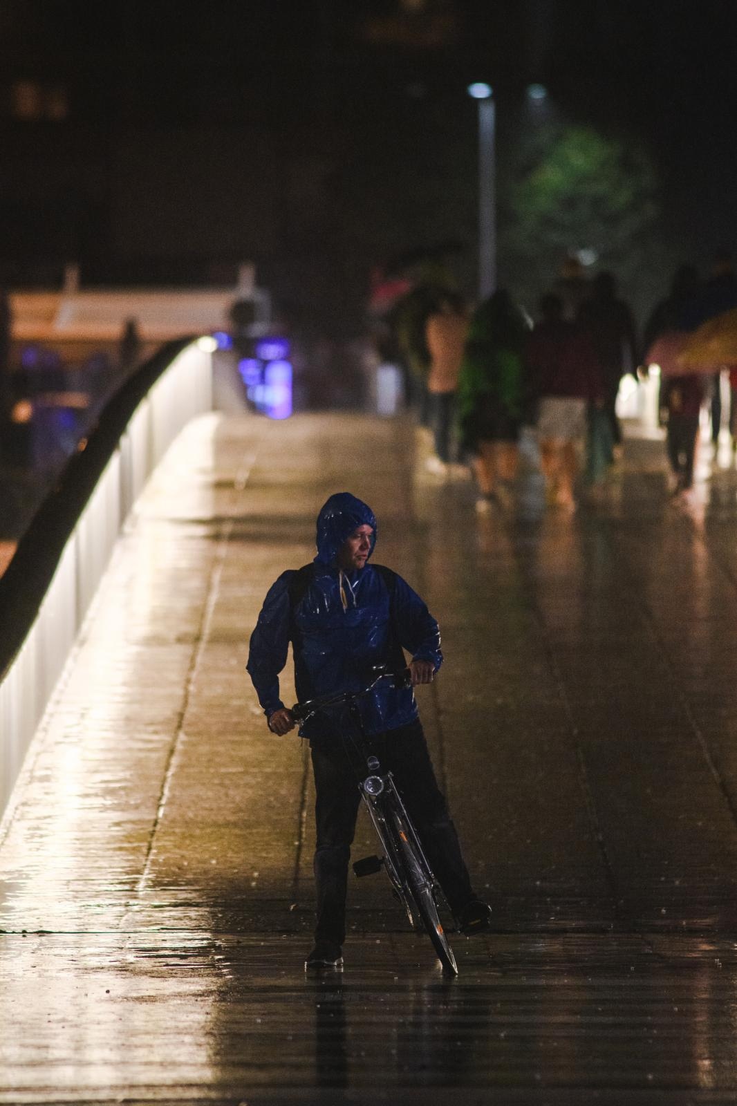 Kiša je potopila ulice grada. Jesen je stigla u svom svojem sjaju