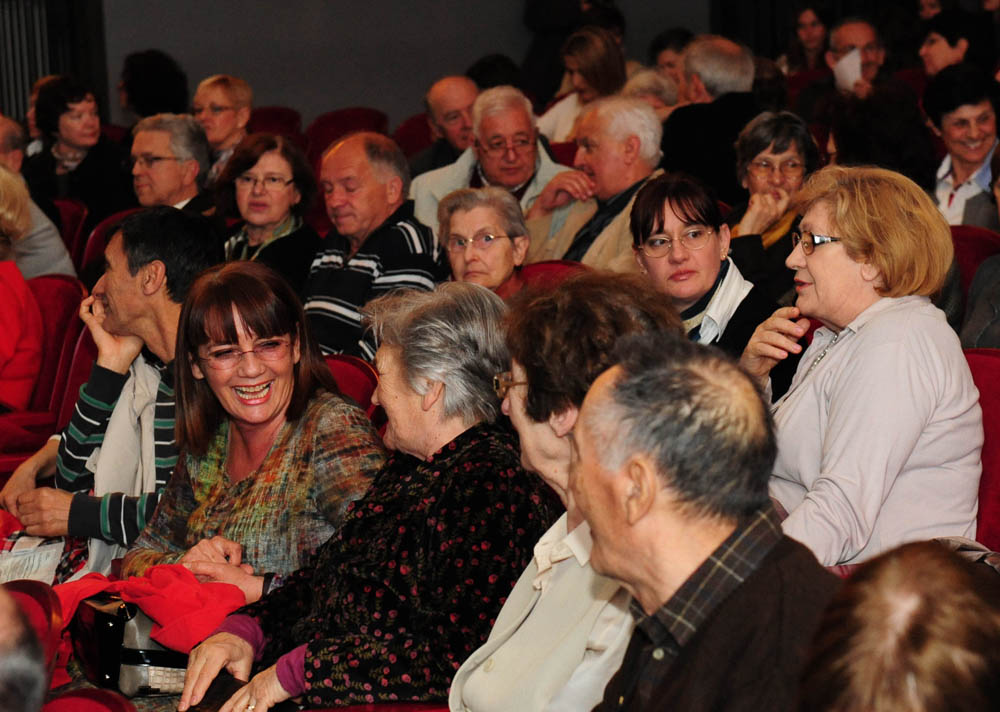 Zadar, 11.04.2013. snimio: Nenad Marčev
dramska pretplata
GRADSKO KAZALIŠTE MLADIH SPLIT
Redatelj: Ivan Leo Lemo
Krčma, alkar, duga
po motivima pripovjedaka Dinka Šimunovića
igraju: Ana Gruica, Belmondo Miliša, Slavko Sobin,
Ivo Perkušić, Zadar, 11.04.2013. snimio: Nenad Marčev
dramska pretplata
GRADSKO KAZALIŠTE MLADIH SPLIT
Redatelj: Ivan Leo Lemo
Krčma, alkar, duga
po motivima pripovjedaka Dinka Šimunovića
igraju: Ana Gruica, Belmondo Miliša, Slavko Sobin,
Ivo Perkušić,