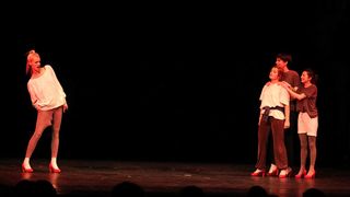 Kazalište KNAP i Umjetnička organizacija Kravice, predstava “Glumice&to”; foto Iva Perinčić Kazalište KNAP i Umjetnička organizacija Kravice, predstava “Glumice&to”; foto Iva Perinčić