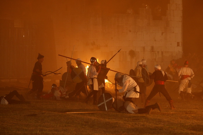Zadar, Vrana, 170812.
Povijesno turisticki spektakl koji organizira TZ Pakostane i udruga Vitezovi vranski danas se nastavlja rekonstrukcijom bitke za Vranu, na autenticnoj lokaciji u Hanu Jusuf – pase Maskovica. U sklopu Dana vitezova vranskih podignuti Zadar, Vrana, 170812.
Povijesno turisticki spektakl koji organizira TZ Pakostane i udruga Vitezovi vranski danas se nastavlja rekonstrukcijom bitke za Vranu, na autenticnoj lokaciji u Hanu Jusuf – pase Maskovica. U sklopu Dana vitezova vranskih podignuti