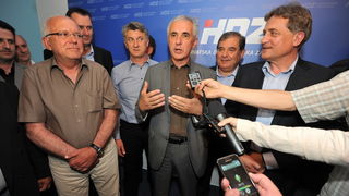 Zadar, 190513.
Lokalni izbori 2013.
Stozer HDZ-a.
HDZ slavi pobjedu na lokalnim izborima. Prema nesluzbenim rezultatima pobijedili su u utrci za zupanijsku skupstinu, gradsko vijece, stari novi zupan Stipe Zrilic je takodjer premocno pobijedio, a Bozidar Zadar, 190513.
Lokalni izbori 2013.
Stozer HDZ-a.
HDZ slavi pobjedu na lokalnim izborima. Prema nesluzbenim rezultatima pobijedili su u utrci za zupanijsku skupstinu, gradsko vijece, stari novi zupan Stipe Zrilic je takodjer premocno pobijedio, a Bozidar