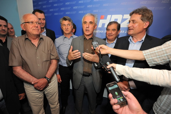 Zadar, 190513.
Lokalni izbori 2013.
Stozer HDZ-a.
HDZ slavi pobjedu na lokalnim izborima. Prema nesluzbenim rezultatima pobijedili su u utrci za zupanijsku skupstinu, gradsko vijece, stari novi zupan Stipe Zrilic je takodjer premocno pobijedio, a Bozidar Zadar, 190513.
Lokalni izbori 2013.
Stozer HDZ-a.
HDZ slavi pobjedu na lokalnim izborima. Prema nesluzbenim rezultatima pobijedili su u utrci za zupanijsku skupstinu, gradsko vijece, stari novi zupan Stipe Zrilic je takodjer premocno pobijedio, a Bozidar