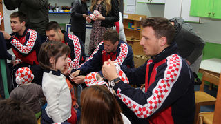 Da hrvatske zlatne Barakude imaju veliko srce pokazali su već prvog dana boravka u Zadru. Posjetili su mališane DV Latica i donijeli im prigodne poklone – vaterpolo kapice hrvatske reprezentacije. Mališani i njihove tete s oduševljenjem su dočekali svoje