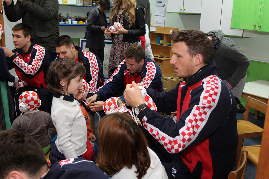 Da hrvatske zlatne Barakude imaju veliko srce pokazali su već prvog dana boravka u Zadru. Posjetili su mališane DV Latica i donijeli im prigodne poklone – vaterpolo kapice hrvatske reprezentacije. Mališani i njihove tete s oduševljenjem su dočekali svoje