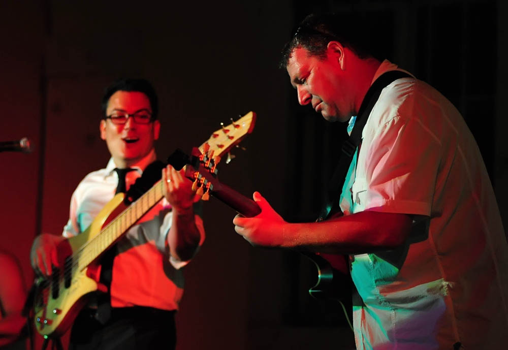 Zadar, 28.07.2011. snimio: Nenad Marčev
HIP HOP – JAZZ
SASKIA LAROO PROJECT (NL-USA-CRO- ITALY)
Saskia Laroo – trumpet, vocal
Warren Byrd – keyboards, vocal
MC Stewlocks Andy Ninvalle – rap, vocal
Daniel Guelli – bass guitar
Sin Banović – dr Zadar, 28.07.2011. snimio: Nenad Marčev
HIP HOP – JAZZ
SASKIA LAROO PROJECT (NL-USA-CRO- ITALY)
Saskia Laroo – trumpet, vocal
Warren Byrd – keyboards, vocal
MC Stewlocks Andy Ninvalle – rap, vocal
Daniel Guelli – bass guitar
Sin Banović – dr