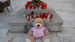 Zadrani zapalili svijeće za dječaka stradalog u zagrebačkoj osnovnoj školi