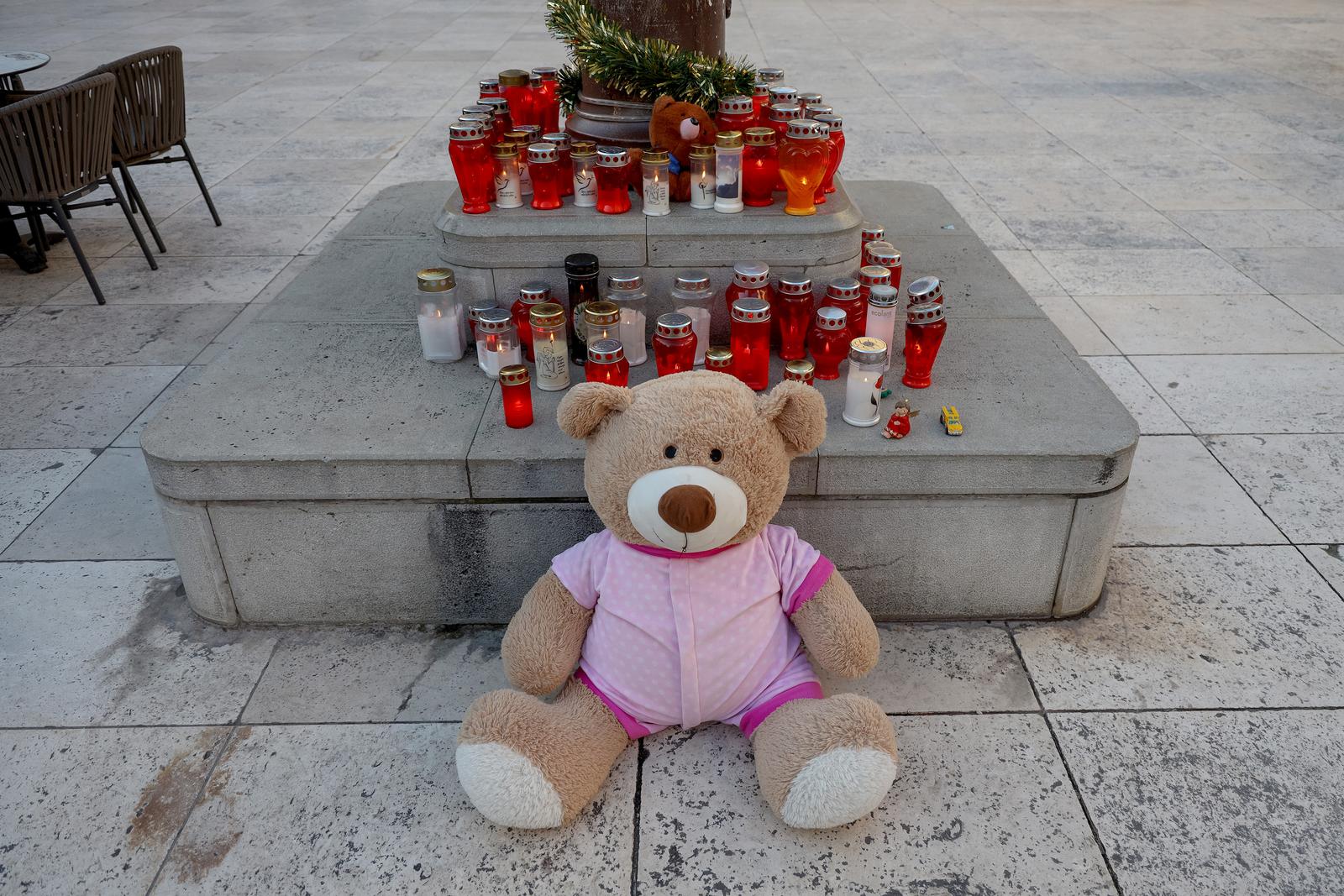 Zadrani zapalili svijeće za dječaka stradalog u zagrebačkoj osnovnoj školi