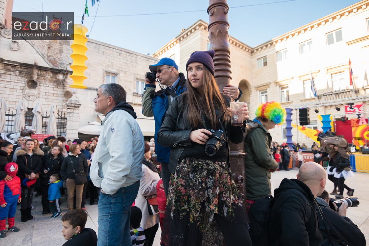 Zadarski karneval 2018: Povorka maškaranih skupina od Gradskih vrata preko Foruma do Narodnog trga Zadarski karneval 2018: Povorka maškaranih skupina od Gradskih vrata preko Foruma do Narodnog trga
