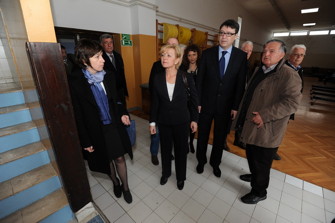 Zadar, 250313
Ministar znanosti, obrazovanja i sporta Zeljko Jovanovic boravak u Zadru zavrsio je posjetom najstarijem djelatnom sportskom drustvu u Zadru i prvom osnovanom hrvatskom veslackom klubu na Jadranskom moru Zadar, 250313
Ministar znanosti, obrazovanja i sporta Zeljko Jovanovic boravak u Zadru zavrsio je posjetom najstarijem djelatnom sportskom drustvu u Zadru i prvom osnovanom hrvatskom veslackom klubu na Jadranskom moru