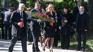 Izaslanstvo SDP-a položilo vijence prvom predsjedniku stranke Ivici Račanu Izaslanstvo SDP-a položilo vijence prvom predsjedniku stranke Ivici Račanu