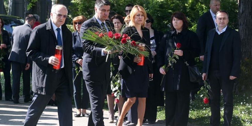 Izaslanstvo SDP-a položilo vijence prvom predsjedniku stranke Ivici Račanu Izaslanstvo SDP-a položilo vijence prvom predsjedniku stranke Ivici Račanu