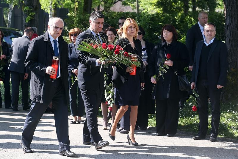 Izaslanstvo SDP-a položilo vijence prvom predsjedniku stranke Ivici Račanu Izaslanstvo SDP-a položilo vijence prvom predsjedniku stranke Ivici Račanu