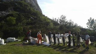 Obnova skloništa na Vlaškom gradu, foto: PD Paklenica Obnova skloništa na Vlaškom gradu, foto: PD Paklenica