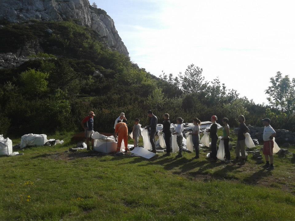 Obnova skloništa na Vlaškom gradu, foto: PD Paklenica Obnova skloništa na Vlaškom gradu, foto: PD Paklenica