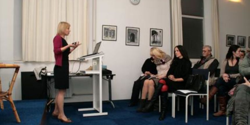 Povodom Dana prava djeteta, udruge ”Roda” i Humani studio u Gradskoj knjižnici Zadar organizirali su predavanje dr. Polone Bencun Gumzej, liječnice specijalistice školske medicine, kako bi pokušali dati odgovor na pitanje – kako bolje razumijeti djecu? Povodom Dana prava djeteta, udruge ”Roda” i Humani studio u Gradskoj knjižnici Zadar organizirali su predavanje dr. Polone Bencun Gumzej, liječnice specijalistice školske medicine, kako bi pokušali dati odgovor na pitanje – kako bolje razumijeti djecu?