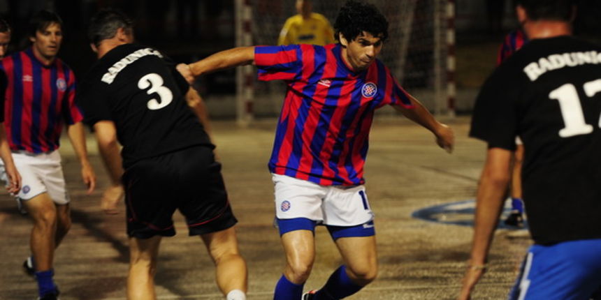 Split, 300611.
17. izdanje malonogometnog turnira Tocida kup odrzava se na betonskom igralistu u Vukovarskoj ulici.Veceras najvise interesa izaziva utakmica izmedju momcadi Hajduk.hr i ekipe Radunica bez zvijezda.Za Hajduk.hr se ocekuje da igraju predsje Split, 300611.
17. izdanje malonogometnog turnira Tocida kup odrzava se na betonskom igralistu u Vukovarskoj ulici.Veceras najvise interesa izaziva utakmica izmedju momcadi Hajduk.hr i ekipe Radunica bez zvijezda.Za Hajduk.hr se ocekuje da igraju predsje