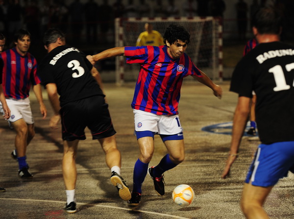 Split, 300611.
17. izdanje malonogometnog turnira Tocida kup odrzava se na betonskom igralistu u Vukovarskoj ulici.Veceras najvise interesa izaziva utakmica izmedju momcadi Hajduk.hr i ekipe Radunica bez zvijezda.Za Hajduk.hr se ocekuje da igraju predsje Split, 300611.
17. izdanje malonogometnog turnira Tocida kup odrzava se na betonskom igralistu u Vukovarskoj ulici.Veceras najvise interesa izaziva utakmica izmedju momcadi Hajduk.hr i ekipe Radunica bez zvijezda.Za Hajduk.hr se ocekuje da igraju predsje