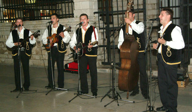 Pet Tambura na Narodnom trgu