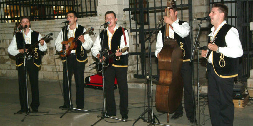 Pet Tambura na Narodnom trgu