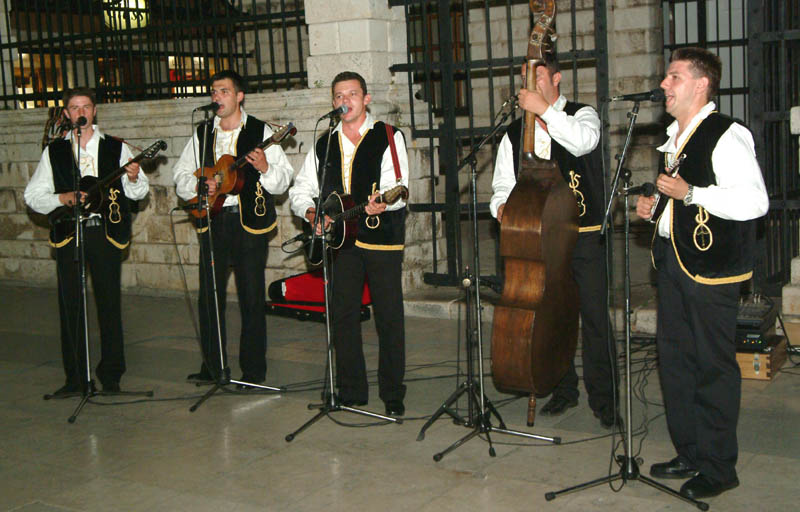 Pet Tambura na Narodnom trgu