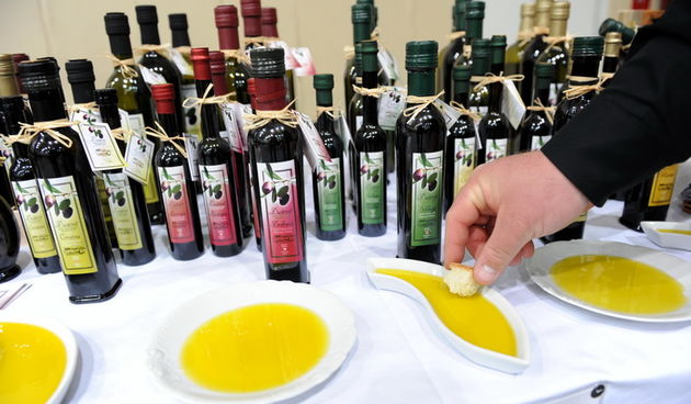 Zadar, 260311.
Udruga prehrambenih tehnologa, biotehnologa i nutricionista Zadarske zupanije po trinaestu godinu za redom organizira “Dane masline” s ciljem promicanja kvalitete maslinovog ulja. Manifestacija  se odrzava u maloj dvorani na Visnjiku.
Foto: