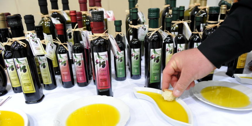 Zadar, 260311.
Udruga prehrambenih tehnologa, biotehnologa i nutricionista Zadarske zupanije po trinaestu godinu za redom organizira “Dane masline” s ciljem promicanja kvalitete maslinovog ulja. Manifestacija se odrzava u maloj dvorani na Visnjiku.
Foto: Zadar, 260311.
Udruga prehrambenih tehnologa, biotehnologa i nutricionista Zadarske zupanije po trinaestu godinu za redom organizira “Dane masline” s ciljem promicanja kvalitete maslinovog ulja. Manifestacija se odrzava u maloj dvorani na Visnjiku.
Foto: