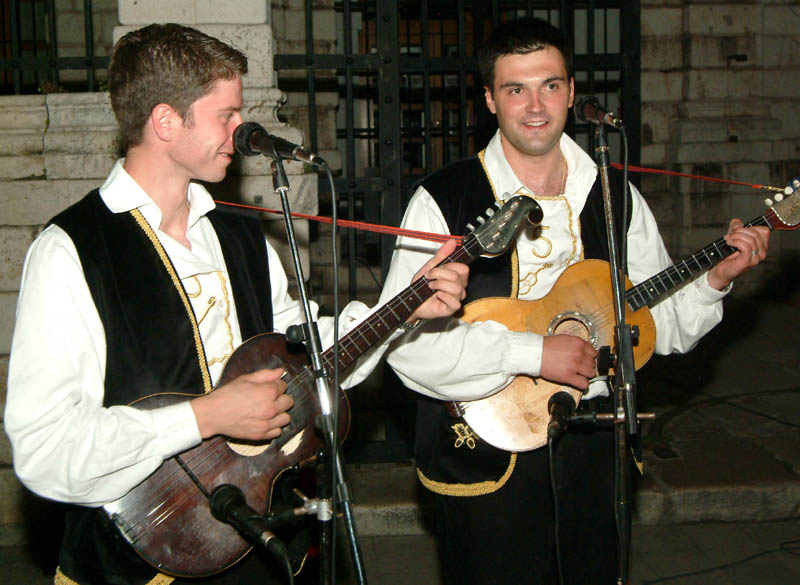 Pet Tambura na Narodnom trgu