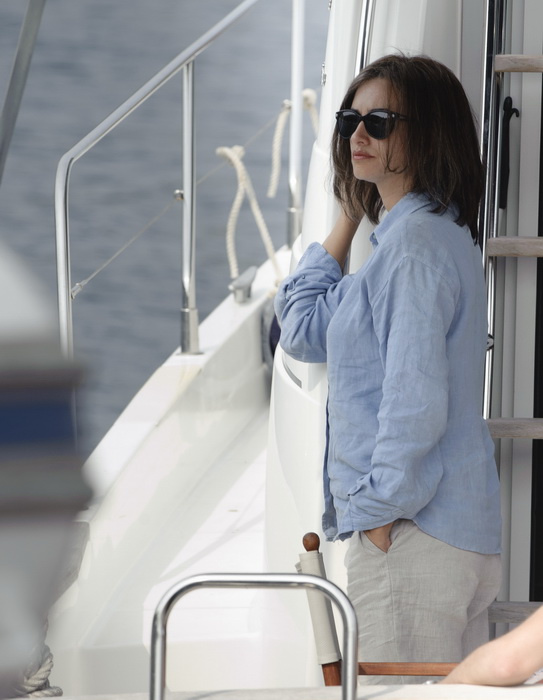 Prigradica, otok Korcula , 270911.
Glumica Penelope Cruz snimljena prilikom ukrcaja u brod Majsan marke Beneteau Antares 10,80  koji ju prebacuje na svjetionik Plocica na snimanje filma” Venuto al mondo”.
Foto: Tom Dubravec /  CROPIX