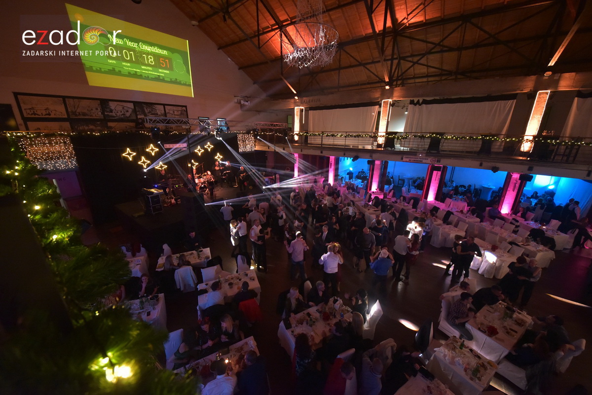 Tisuće Zadrana uživalo na krcatom Narodnom trgu i Tgu Petra Zoranića uz Tomislava Bralića i klapu Intrade Tisuće Zadrana uživalo na krcatom Narodnom trgu i Tgu Petra Zoranića uz Tomislava Bralića i klapu Intrade