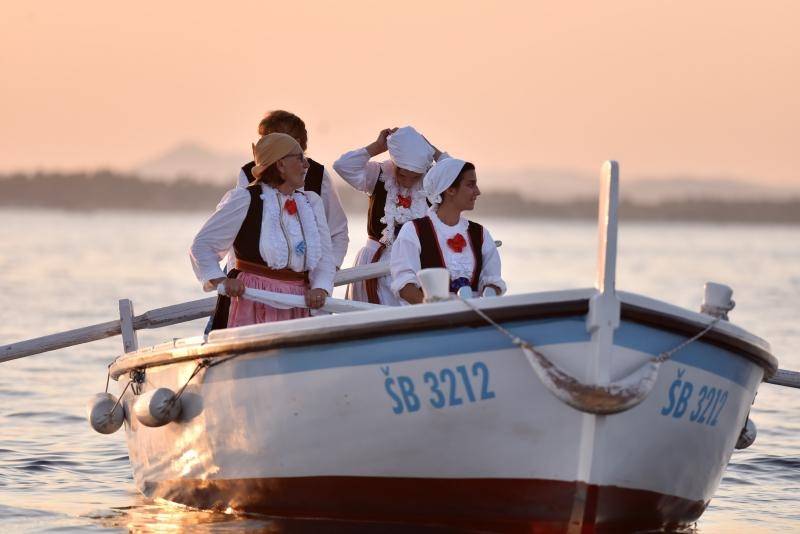 Tradicionalna ženska regata gajeta na vesla u Krapnju