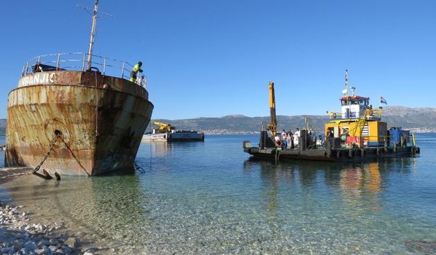 Slatine – Nastavljeni radovi na odsukavanju broda Vranjic. Izvodjaci radova uspjeli su danas poslijepodne zanijeti zadnji dio broda prema obali ali im problem predstavlja prednji dio koji je jos uvijek nasukan. Photo: Ivo Cagalj/PIXSELL