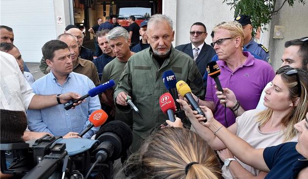 Ministri Krstičević, Božinović i Butković u obilasku požarišta