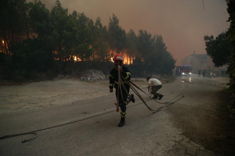 Žrnovnica: Vatra je sve bliže Splitu, nebo je prekriveno dimom Žrnovnica: Vatra je sve bliže Splitu, nebo je prekriveno dimom