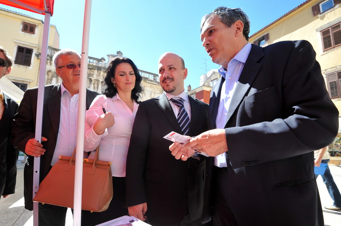 Zadar, 140513.
Ministar poduzetnistva i obrta, Gordan Maras, danas je posjetio Zadar i u drustvu SDP-ovog kandidata za gradonacelnika Ive Bilica prosetao gradom i posjetio SDP-ov stand.
Na fotografiji: Gordan Maras (sredina) i Ivo Bilic (prvi s desna).
Fo Zadar, 140513.
Ministar poduzetnistva i obrta, Gordan Maras, danas je posjetio Zadar i u drustvu SDP-ovog kandidata za gradonacelnika Ive Bilica prosetao gradom i posjetio SDP-ov stand.
Na fotografiji: Gordan Maras (sredina) i Ivo Bilic (prvi s desna).
Fo