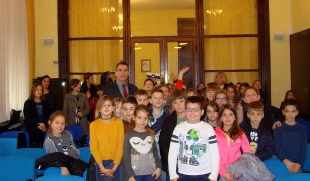 Trećaši OŠ Stanovi posjetili Dom županije, primio ih Ivan Šimunić