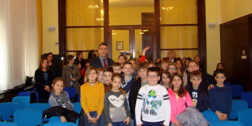 Trećaši OŠ Stanovi posjetili Dom županije, primio ih Ivan Šimunić Trećaši OŠ Stanovi posjetili Dom županije, primio ih Ivan Šimunić