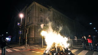 Maribor (Slovenija), 031212.
Prosvjed gradjana Maribora protiv trenutacnog gradonacelnika Franca Kanglera, osumnjicenog za umjesanost u korupciju. Prosvjed je zapoceo okupljanjem nekoliko tisuca ljudi na Trgu Slobode, a zatim se preselio ispred zgrade opc Maribor (Slovenija), 031212.
Prosvjed gradjana Maribora protiv trenutacnog gradonacelnika Franca Kanglera, osumnjicenog za umjesanost u korupciju. Prosvjed je zapoceo okupljanjem nekoliko tisuca ljudi na Trgu Slobode, a zatim se preselio ispred zgrade opc