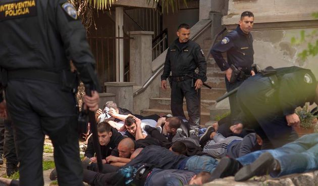 Interventni policajjci i huligani