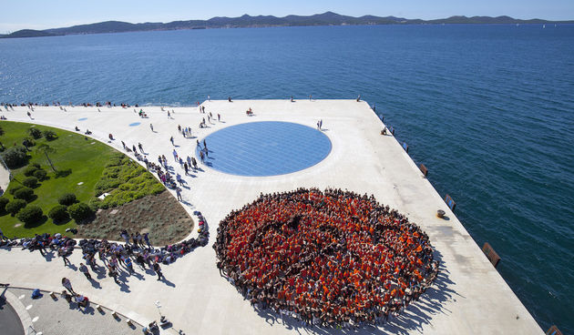 Milenijska fotografija košarkaške lopte na Pozdravu suncu